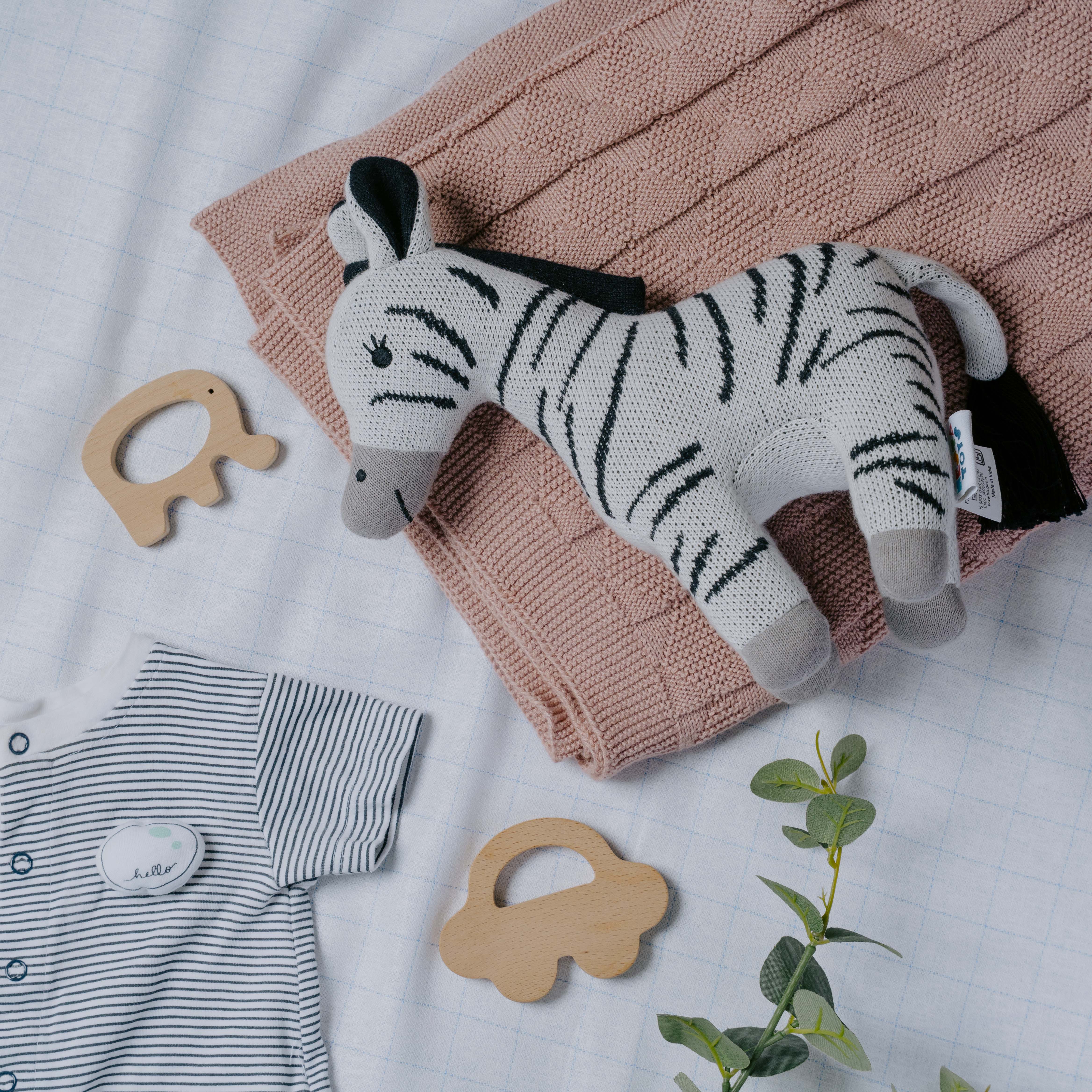NESTA TOYS Newborn Gift Set – Swaddle, Zebra Plush Toy & Wooden Teethers 