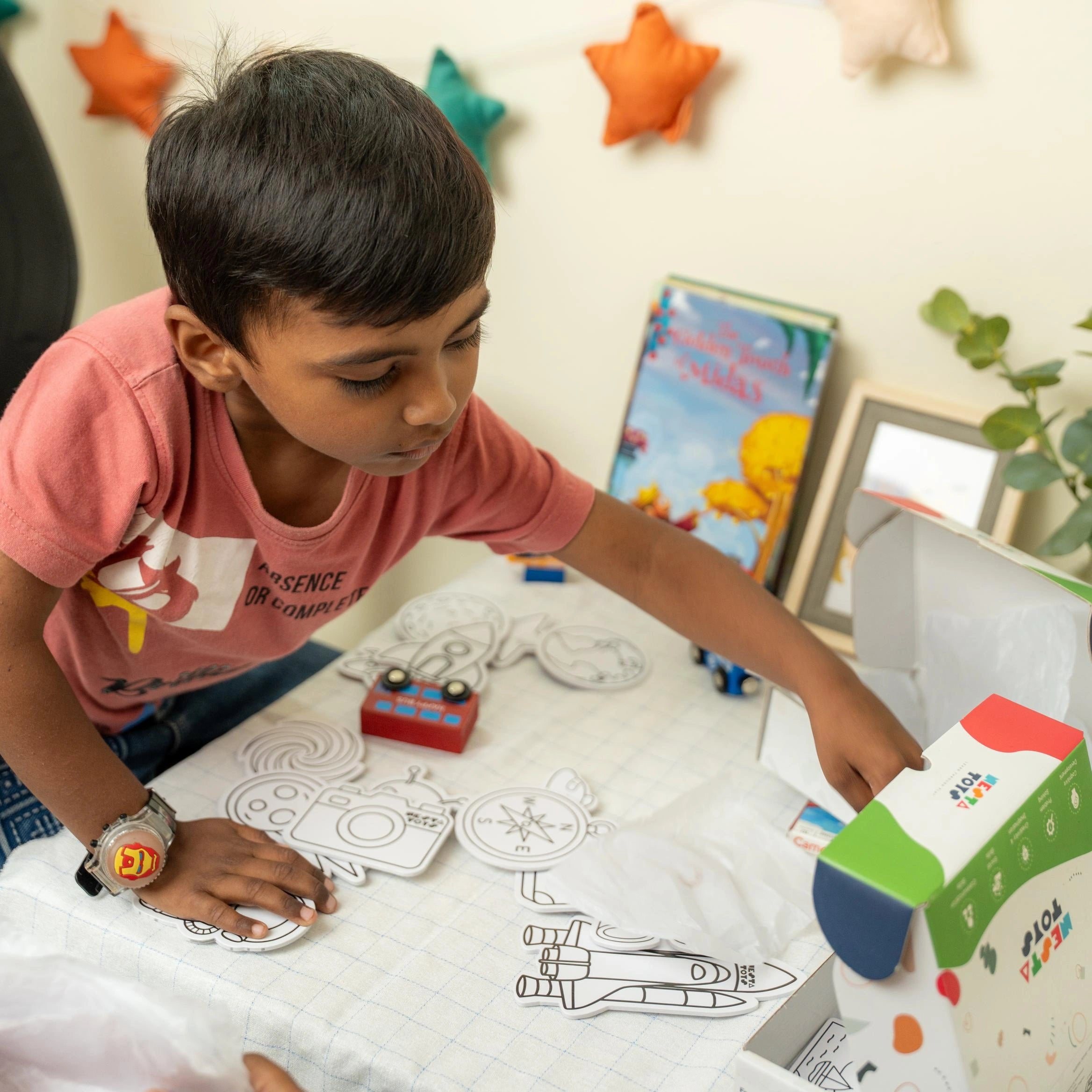 NESTA TOYS – Kid coloring space themed fridge magnets from Nesta Toys