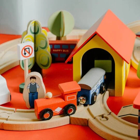 NESTA TOYS – Educational wooden train track set encouraging problem-solving and fine motor skills